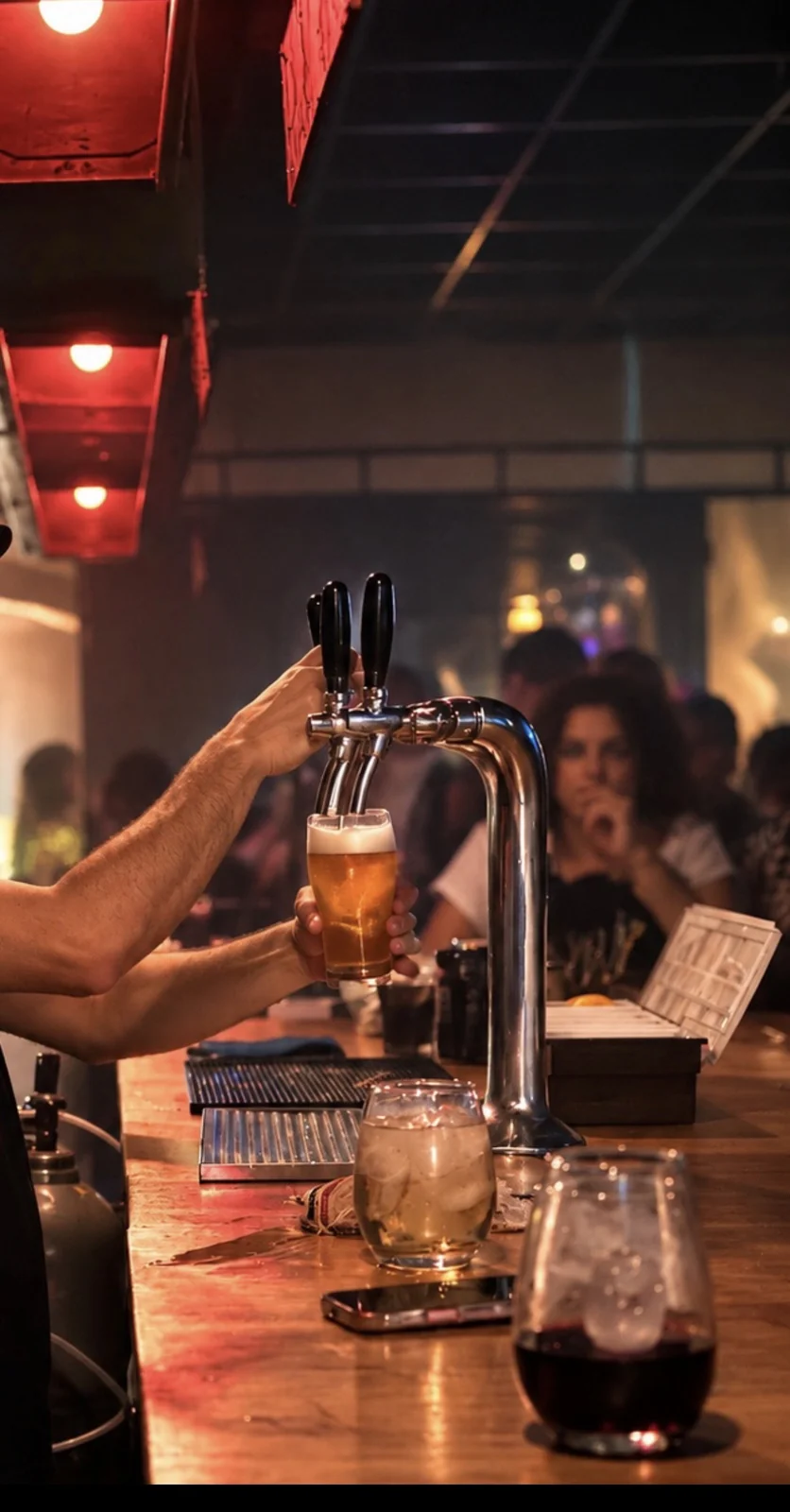 Cerveza recién tirada en la barra