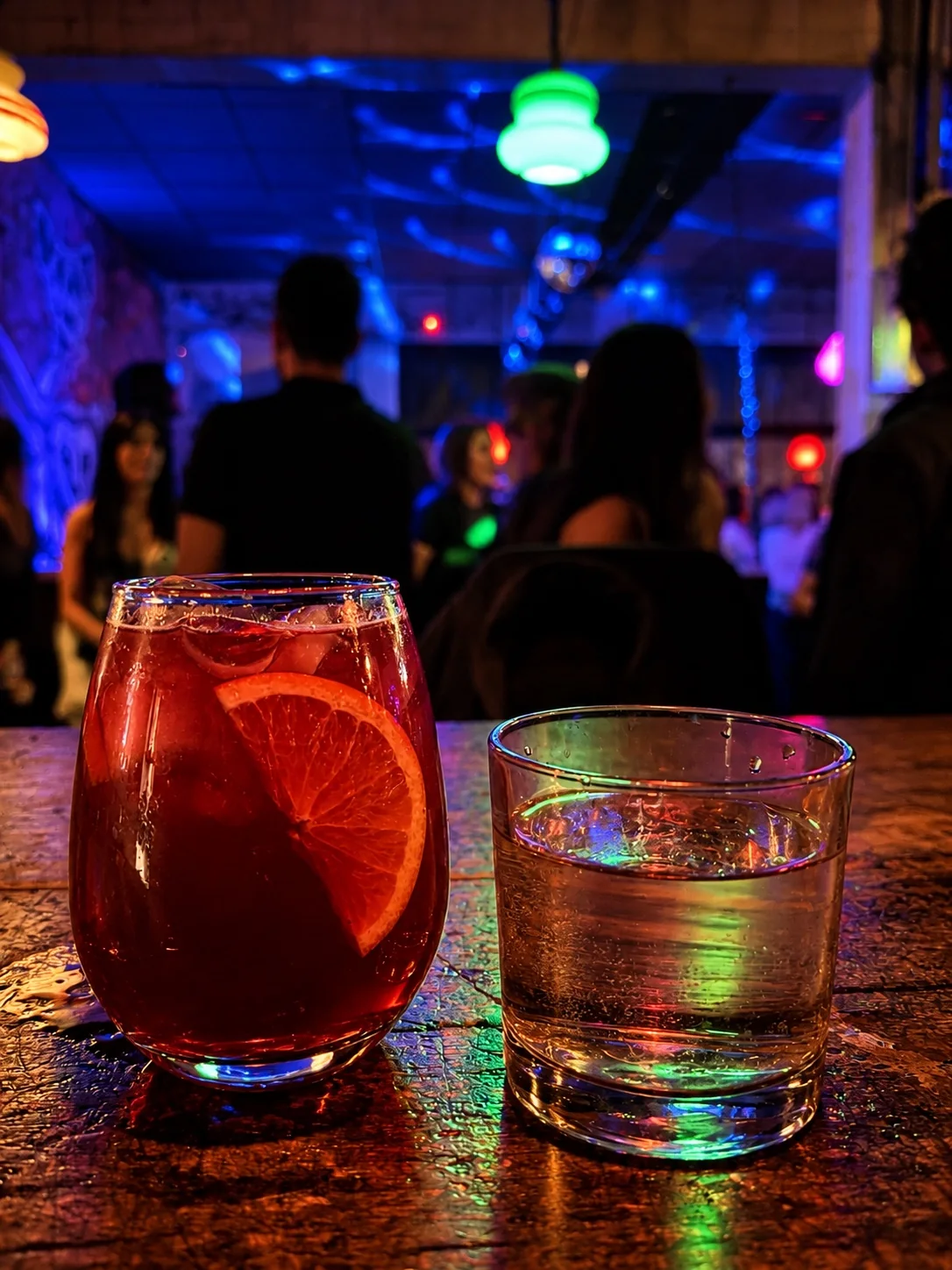 Dos tragos completos sobre la barra