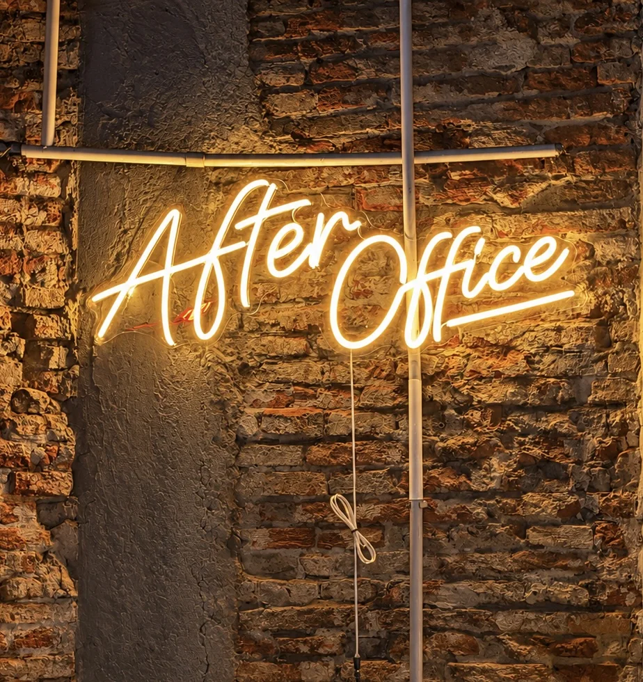 Cartel completo de After Office en la pared de ladrillos